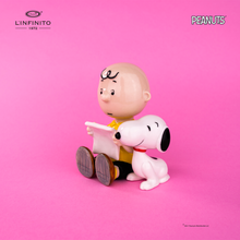 Carica l&#39;immagine nel visualizzatore di Gallery, Statuina di Charlie Brown e Snoopy che leggono un foglio.
