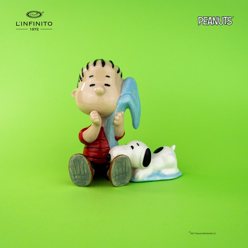 Statuina di Linus col dito in bocca e la sua copertina e Snoopy.