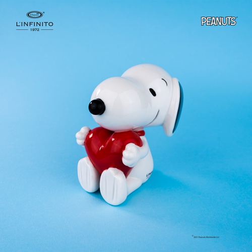 Statuina di Snoopy che abbraccia un cuore.