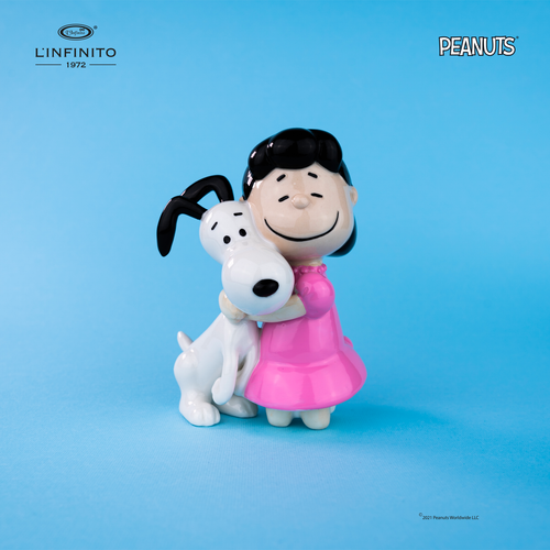 Statuina di Lucy Van Pelt che abbraccia forte Snoopy.