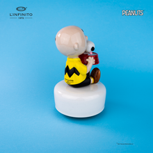 Load image into Gallery viewer, Statuina di Charlie Brown e Snoopy nella ciotola dell&#39;acqua, su carillon musicale.
