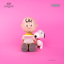 Load image into Gallery viewer, Statuina di Charlie Brown e Snoopy che leggono un foglio.
