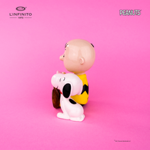 Load image into Gallery viewer, Statuina di Charlie Brown e Snoopy che leggono un foglio.
