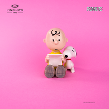 Load image into Gallery viewer, Statuina di Charlie Brown e Snoopy che leggono un foglio.
