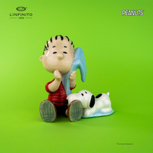 将图片加载到图库查看器，Statuina di Linus col dito in bocca e la sua copertina e Snoopy.
