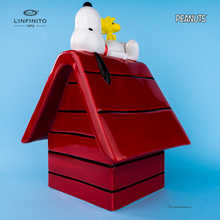 将图片加载到图库查看器，Statuina di Snoopy e Woodstock sulla cuccia
