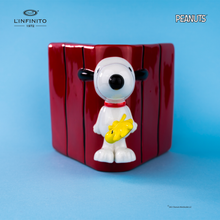 将图片加载到图库查看器，Statuina di Snoopy e Woodstock sulla cuccia
