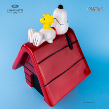 Lade das Bild in den Galerie-Viewer, Statuina di Snoopy e Woodstock sulla cuccia
