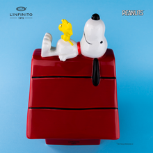 将图片加载到图库查看器，Statuina di Snoopy e Woodstock sulla cuccia
