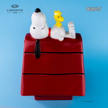 将图片加载到图库查看器，Statuina di Snoopy e Woodstock sulla cuccia
