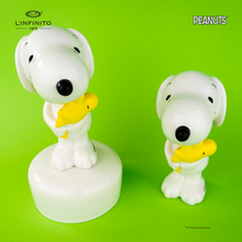 Cargar imagen en el visor de la galería, Statuina di Snoopy con in braccio Woodstock, su carillon musicale
