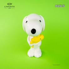 Charger l&#39;image dans la galerie, Statuina di Snoopy con in braccio Woodstock.
