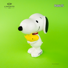 Load image into Gallery viewer, Statuina di Snoopy con in braccio Woodstock.
