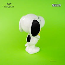 Load image into Gallery viewer, Statuina di Snoopy con in braccio Woodstock.
