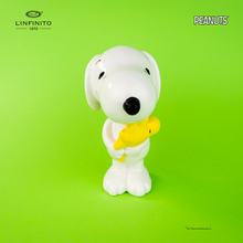 Load image into Gallery viewer, Statuina di Snoopy con in braccio Woodstock.
