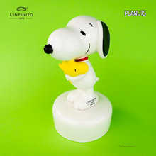 Charger l&#39;image dans la galerie, Statuina di Snoopy con in braccio Woodstock, su carillon musicale
