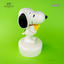 Load image into Gallery viewer, Statuina di Snoopy con in braccio Woodstock, su carillon musicale
