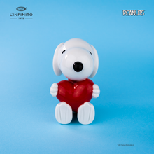 Load image into Gallery viewer, Statuina di Snoopy che abbraccia un cuore.
