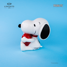 Charger l&#39;image dans la galerie, Statuina di Snoopy che abbraccia un cuore.
