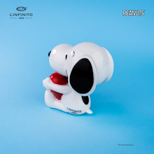 Load image into Gallery viewer, Statuina di Snoopy che abbraccia un cuore.
