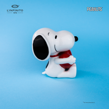 Load image into Gallery viewer, Statuina di Snoopy che abbraccia un cuore.
