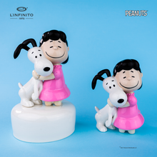 将图片加载到图库查看器，Statuina di Lucy Van Pelt che abbraccia forte Snoopy.
