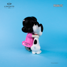 Charger l&#39;image dans la galerie, Statuina di Lucy Van Pelt che abbraccia forte Snoopy.
