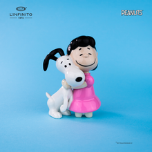 Load image into Gallery viewer, Statuina di Lucy Van Pelt che abbraccia forte Snoopy.
