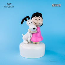 Carica l&#39;immagine nel visualizzatore di Gallery, Statuina di Lucy Van Pelt che abbraccia forte Snoopy su carillon musicale.
