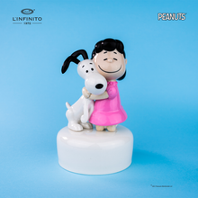 Carica l&#39;immagine nel visualizzatore di Gallery, Statuina di Lucy Van Pelt che abbraccia forte Snoopy su carillon musicale.
