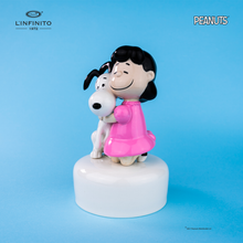 Load image into Gallery viewer, Statuina di Lucy Van Pelt che abbraccia forte Snoopy su carillon musicale.
