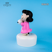 将图片加载到图库查看器，Statuina di Lucy Van Pelt che abbraccia forte Snoopy su carillon musicale.
