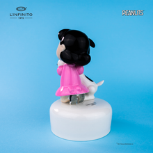 Carica l&#39;immagine nel visualizzatore di Gallery, Statuina di Lucy Van Pelt che abbraccia forte Snoopy su carillon musicale.
