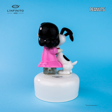 Cargar imagen en el visor de la galería, Statuina di Lucy Van Pelt che abbraccia forte Snoopy su carillon musicale.
