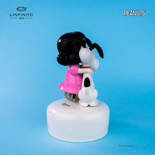 Charger l&#39;image dans la galerie, Statuina di Lucy Van Pelt che abbraccia forte Snoopy su carillon musicale.
