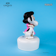 Cargar imagen en el visor de la galería, Statuina di Lucy Van Pelt che abbraccia forte Snoopy su carillon musicale.
