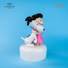 Charger l&#39;image dans la galerie, Statuina di Lucy Van Pelt che abbraccia forte Snoopy su carillon musicale.
