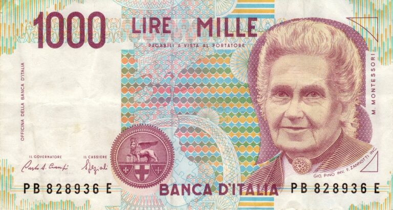 Vecchie banconote in lire con ritratto di Maria Montessori, esposte su un tavolo.