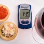 Piatto di cibi poco salutari che aumentano il colesterolo LDL, come fritti e zuccheri.